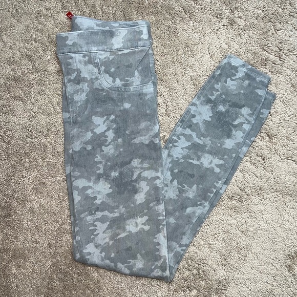 SPANX Women’s Jeanish Camo Leggings Size Small (2-4) Stone Wash Camo - Picture 6 of 11